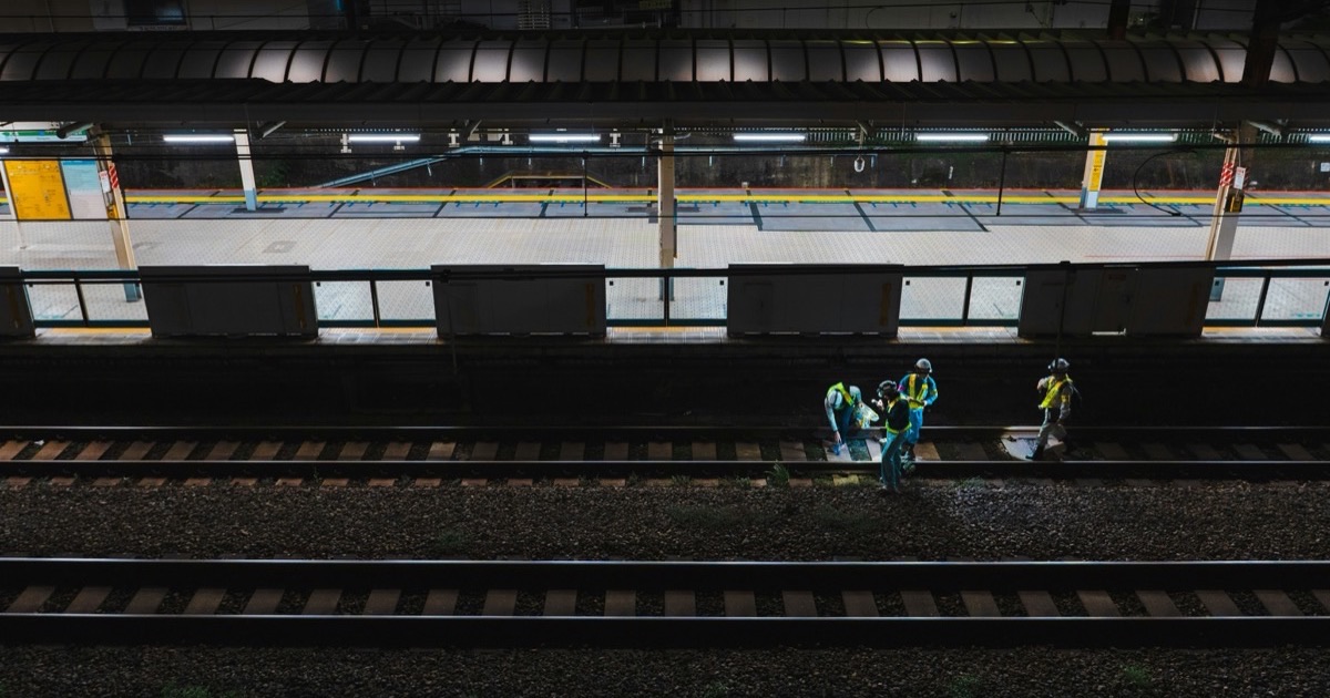 保線作業の「間合いの中で記録まで手が回らない」をAI音声入力で解放 ─「ながら記録」で実現する深夜点検のハンズフリー記録